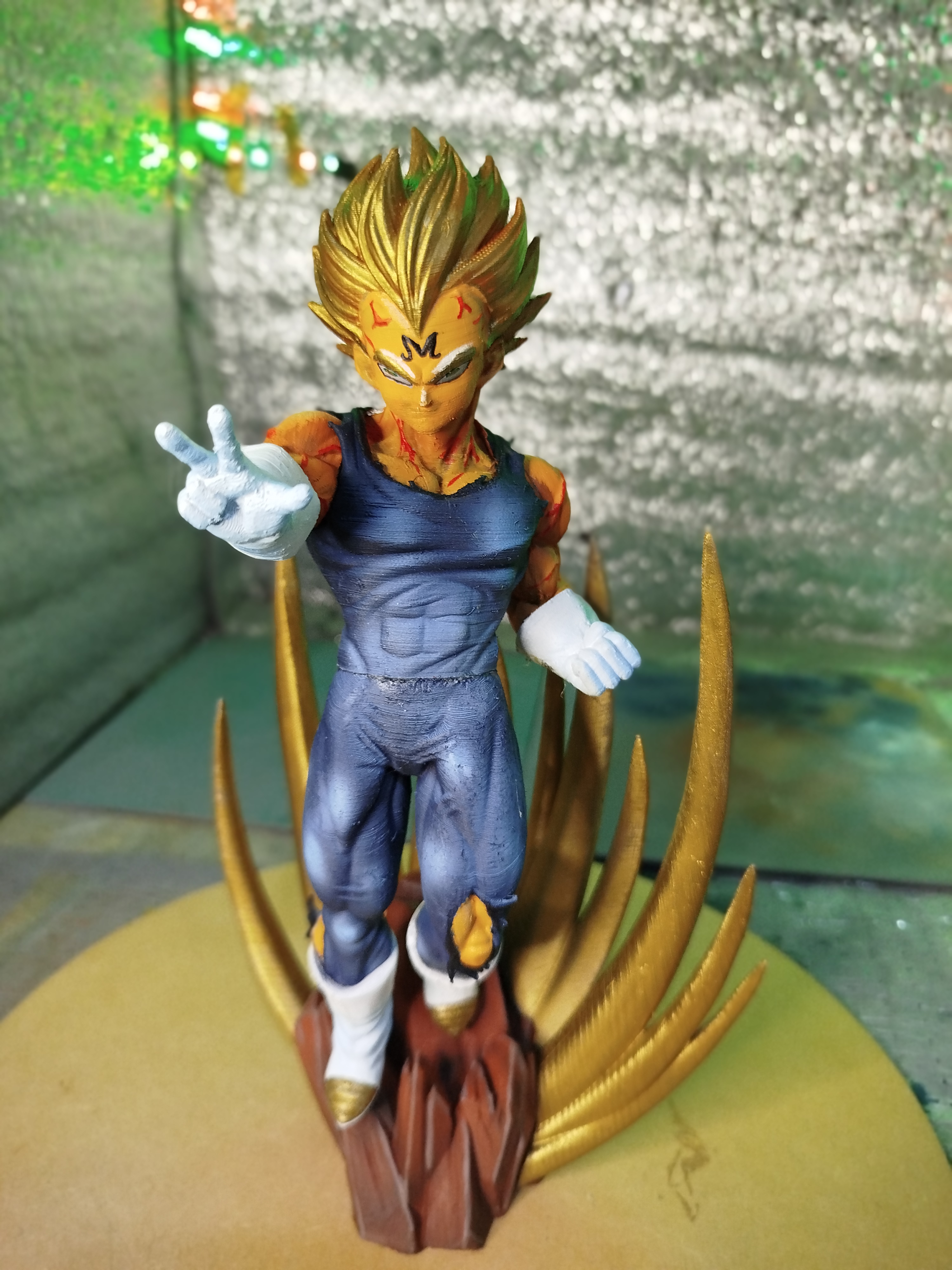 Figura de Majin Vegeta en pose de pelea
